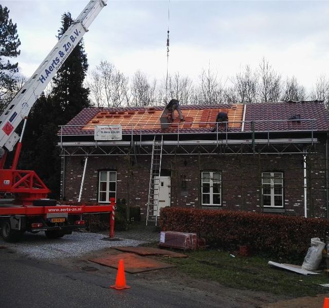 Dakbedekking aanleggen rode dakpannen