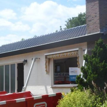Reparatie dak huis met schoorsteen