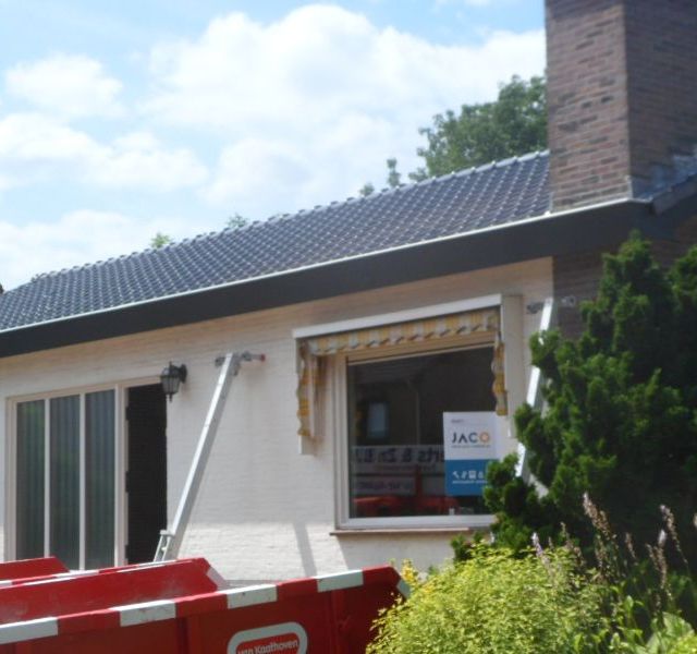Reparatie dak huis met schoorsteen